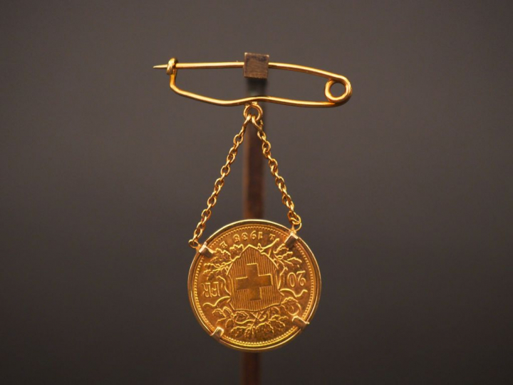 Broche en or jaune, ornée d’une pièce de 20 francs or suisse en pendel