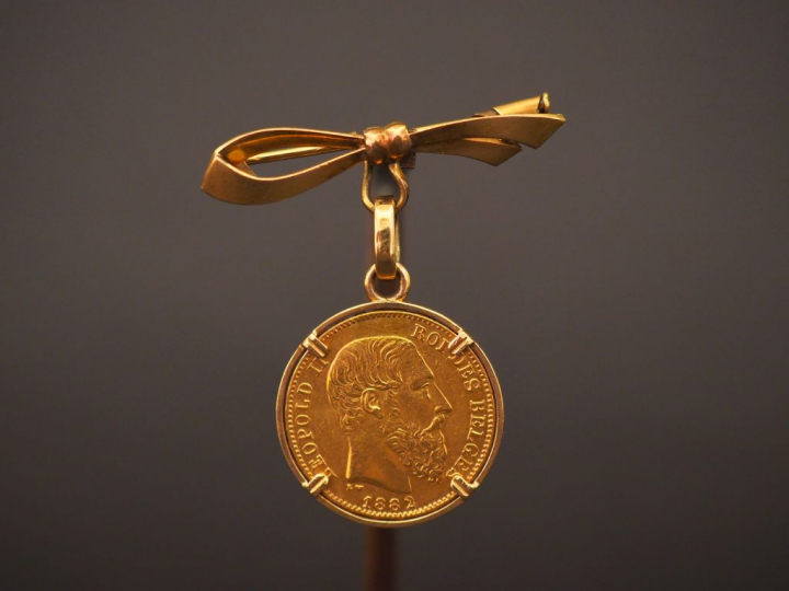 Broche en forme de noeud de ruban en plaqué or, ornée d’une pièce de 2