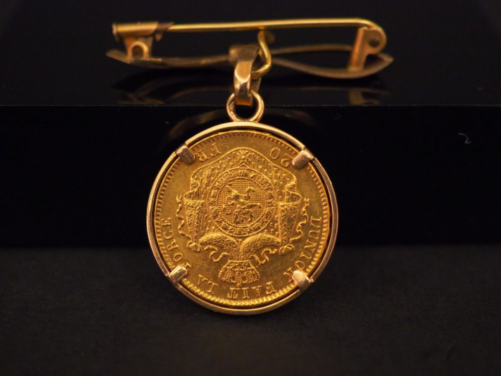 Broche en forme de noeud de ruban en plaqué or, ornée d’une pièce de 2