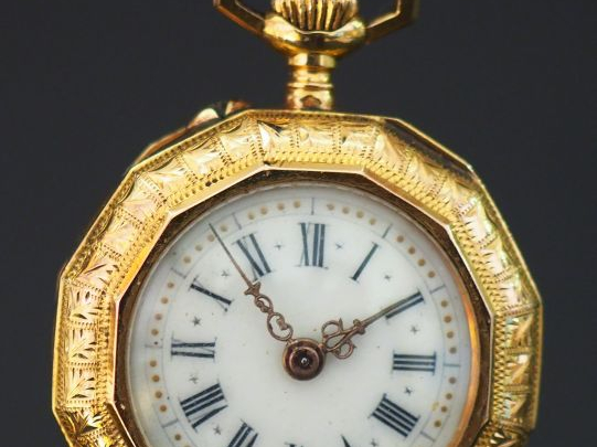 Montre de col en or jaune, à décor de cartouche et de motifs feuillagé