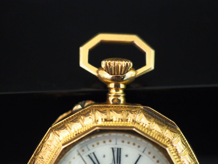 Montre de col en or jaune, à décor de cartouche et de motifs feuillagé
