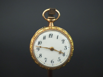 Vente aux enchères Montre de col en or jaune, à décor de guirlande de feuillage. Cadran é