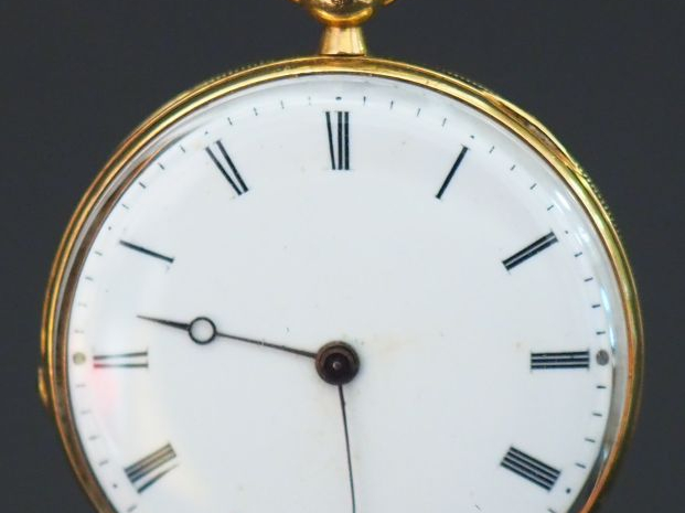 	Montre de col en or jaune.  Le revers à décor de cartouche monogrammé