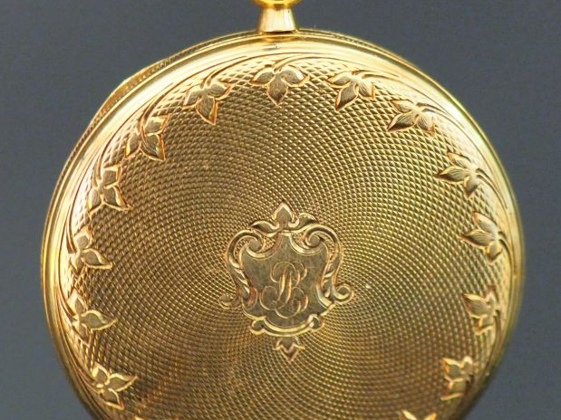 	Montre de col en or jaune.  Le revers à décor de cartouche monogrammé