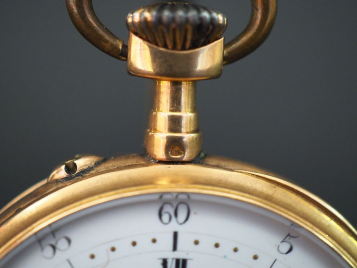 Montre de gousset en or jaune, le revers à décor de cartouche et de fe