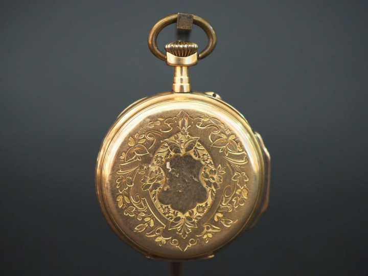 Montre de gousset en or jaune, le revers à décor de cartouche et de fe