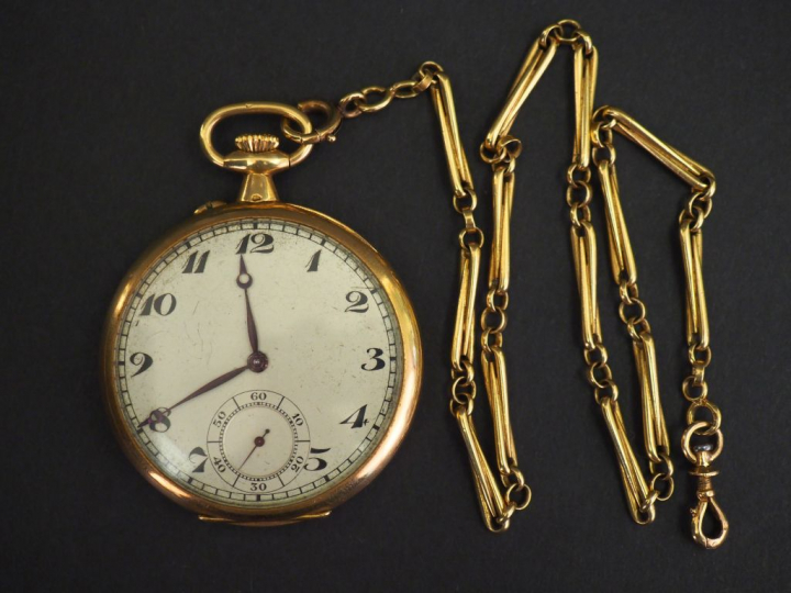 Montre de gousset et sa giletière en or jaune. Cadran à chiffres arabe