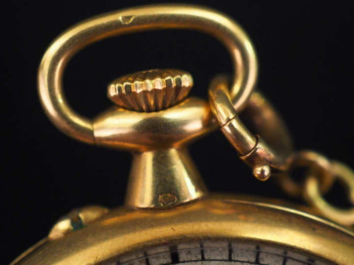 Montre de gousset et sa giletière en or jaune. Cadran à chiffres arabe