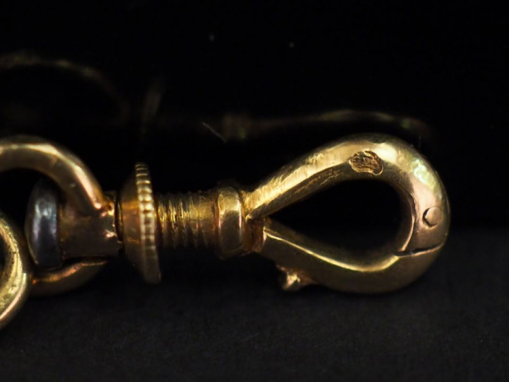 Montre de gousset et sa giletière en or jaune. Cadran à chiffres arabe