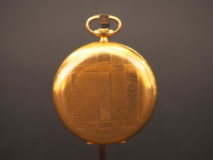 	OMEGA Montre de gousset en or jaune.  Le revers, à décor de motifs gé