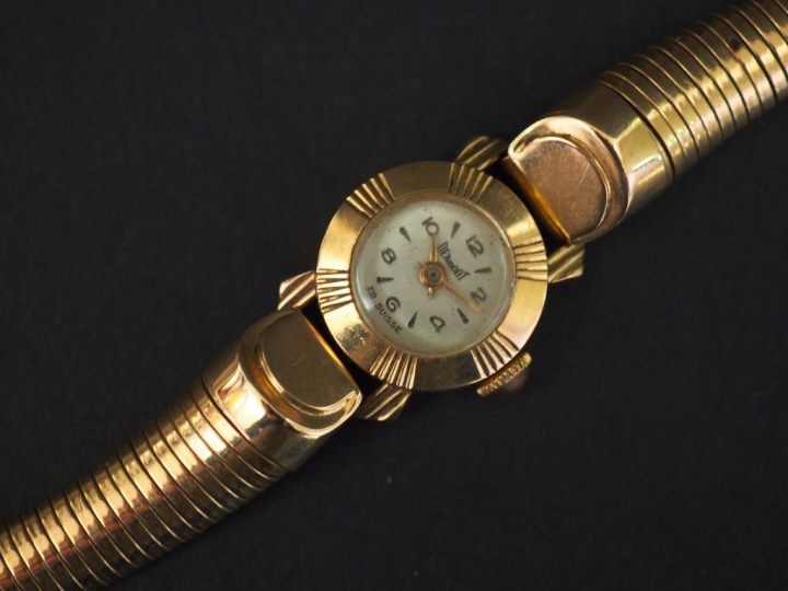 DERMONT  Montre bracelet de dame en or jaune.  Bracelet articulé « tub