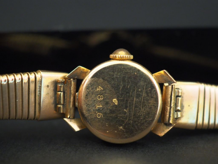 DERMONT  Montre bracelet de dame en or jaune.  Bracelet articulé « tub