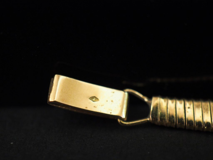 DERMONT  Montre bracelet de dame en or jaune.  Bracelet articulé « tub