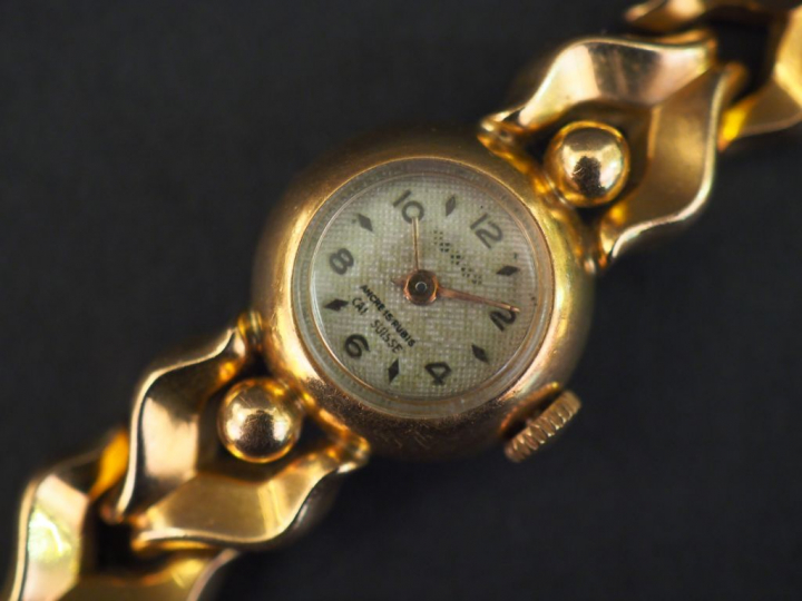 	Montre bracelet de dame en or jaune. Bracelet articulé.  Poids tel. 3