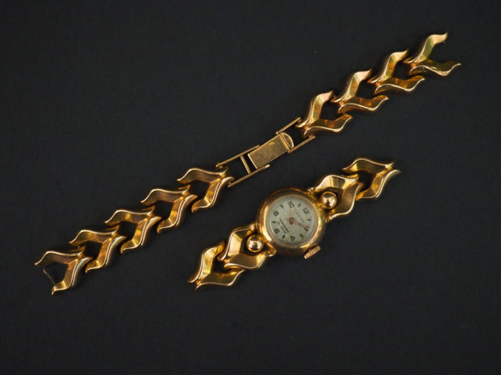 	Montre bracelet de dame en or jaune. Bracelet articulé.  Poids tel. 3