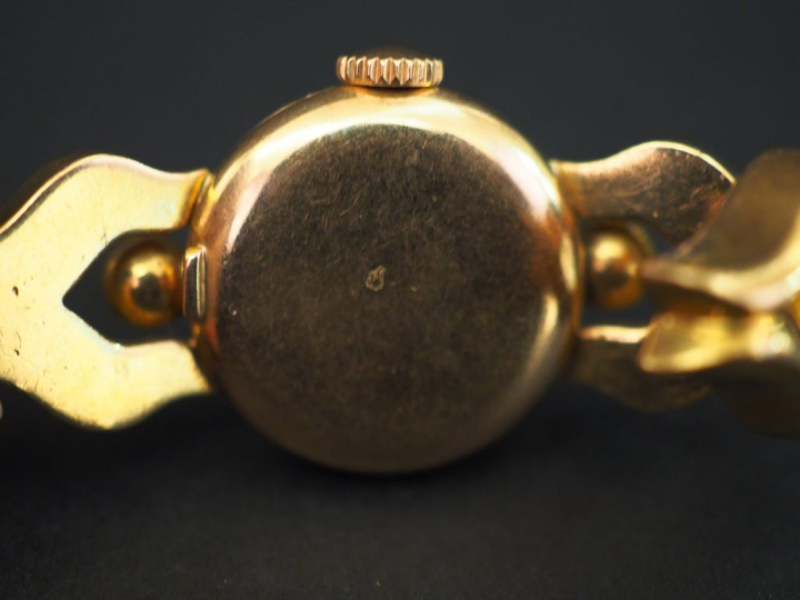 	Montre bracelet de dame en or jaune. Bracelet articulé.  Poids tel. 3