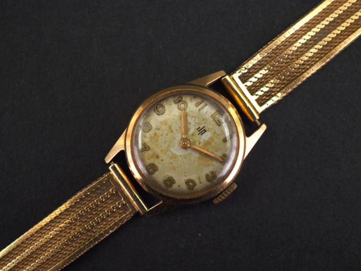 Montre bracelet de dame, boitier et bracelet en or jaune. Cadran rond 