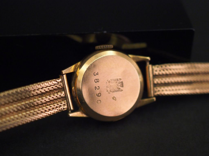 Montre bracelet de dame, boitier et bracelet en or jaune. Cadran rond 