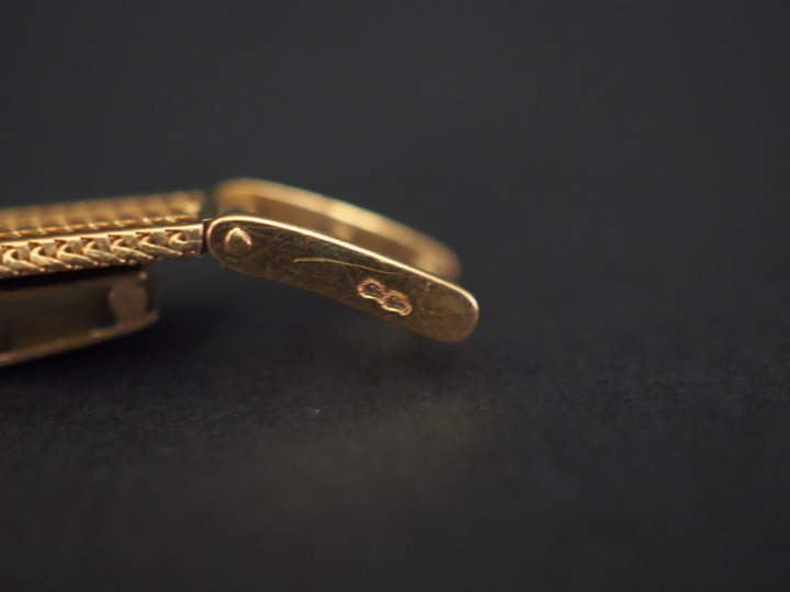 Montre bracelet de dame, boitier et bracelet en or jaune. Cadran rond 