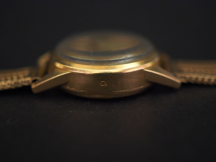 Montre bracelet de dame, boitier et bracelet en or jaune. Cadran rond 