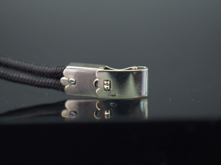 	Montre bracelet de dame de style Art déco.  Boitier en platine et or 