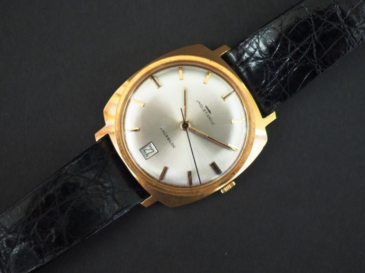 	JAQUET-DROZ Montre d’homme. Boitier en or jaune.  Bracelet cuir. Poid