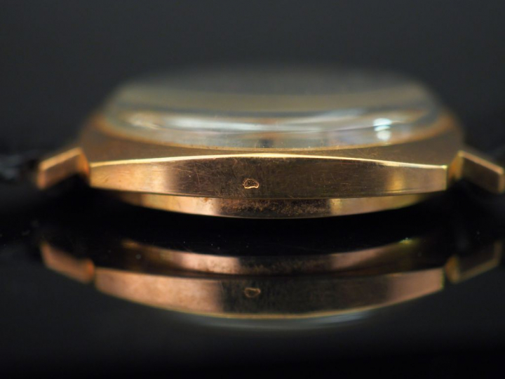	JAQUET-DROZ Montre d’homme. Boitier en or jaune.  Bracelet cuir. Poid
