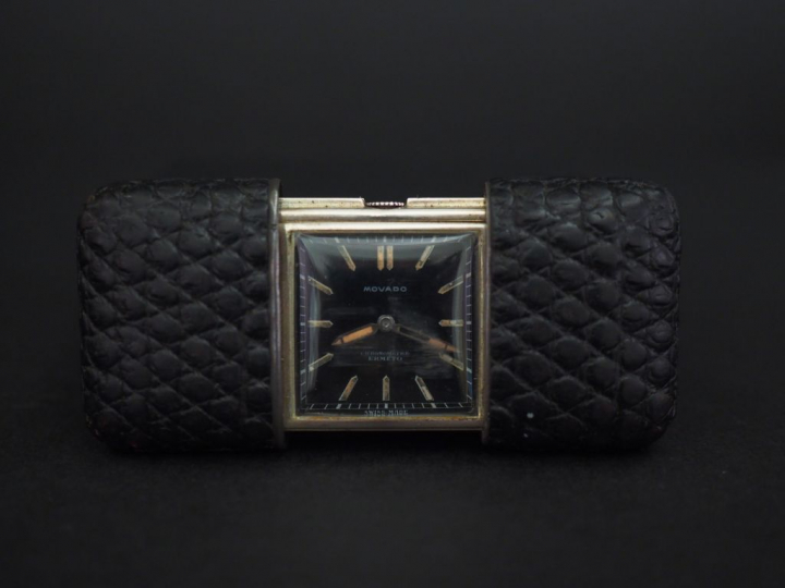 MOVADO Montre de poche en argent gainée de cuir. Cadran à index bâtons