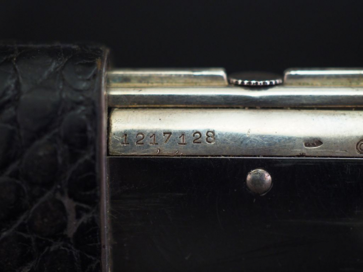 MOVADO Montre de poche en argent gainée de cuir. Cadran à index bâtons