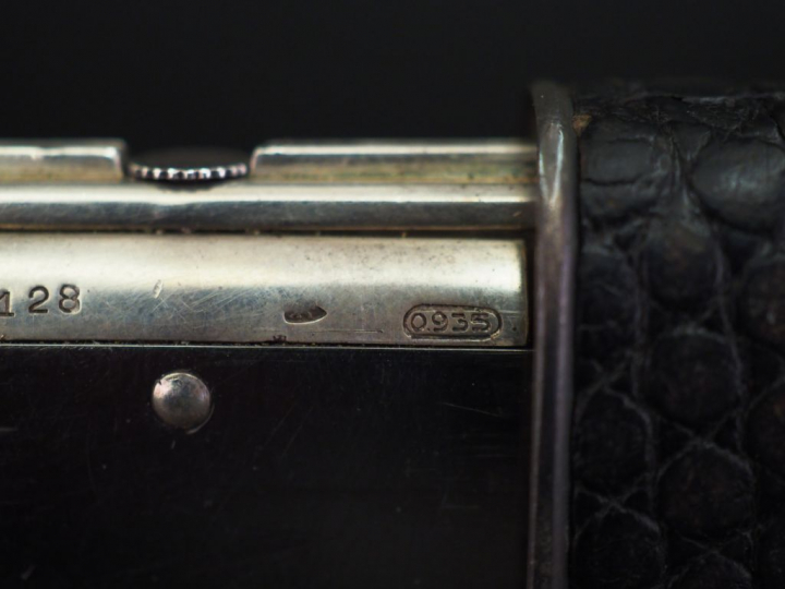 MOVADO Montre de poche en argent gainée de cuir. Cadran à index bâtons