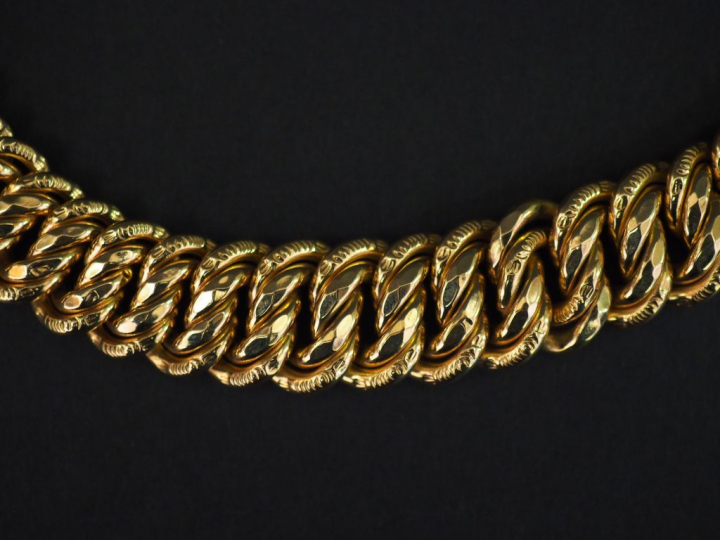Collier en or jaune, maille américaine en chute. Long. 46 cm  Poids. 3