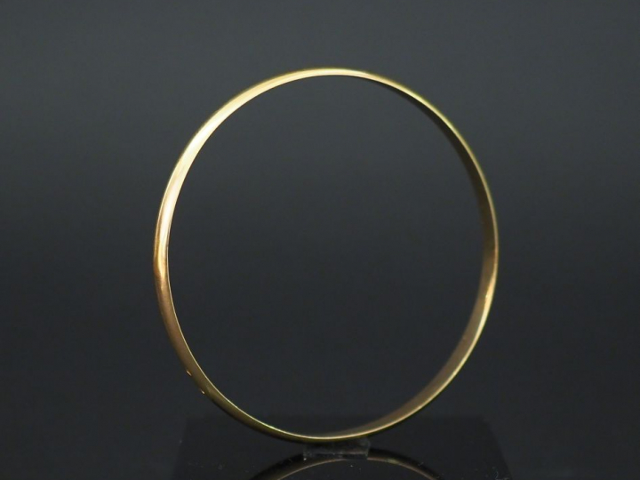 Bracelet jonc en or jaune.  Diam. 6,7 cm  Poids. 21 g