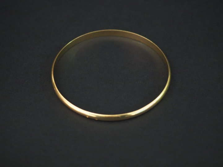 Bracelet jonc en or jaune.  Diam. 6,7 cm  Poids. 21 g