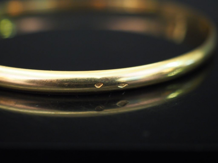 Bracelet jonc en or jaune.  Diam. 6,7 cm  Poids. 21 g