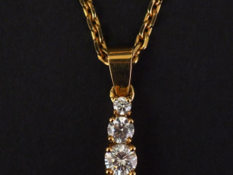 Vente aux enchères Chaine en or jaune, maille forçat.  On y joint un pendentif en or jaun