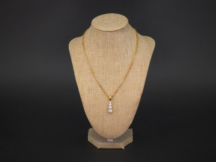 Chaine en or jaune, maille forçat.  On y joint un pendentif en or jaun