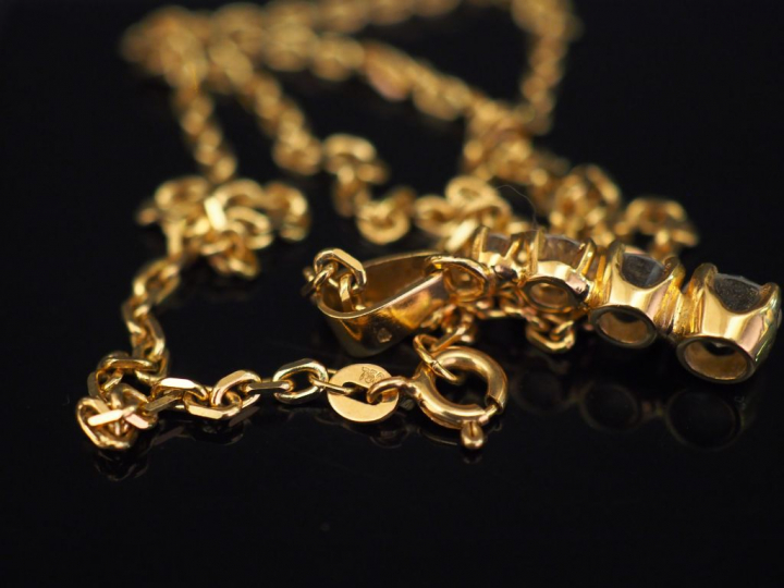 Chaine en or jaune, maille forçat.  On y joint un pendentif en or jaun