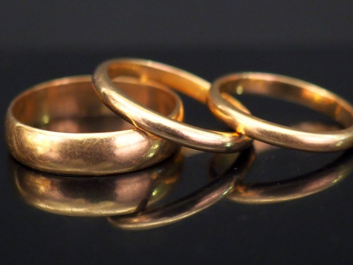 Ensemble comprenant trois alliances en or jaune. Poids. 8,67 g