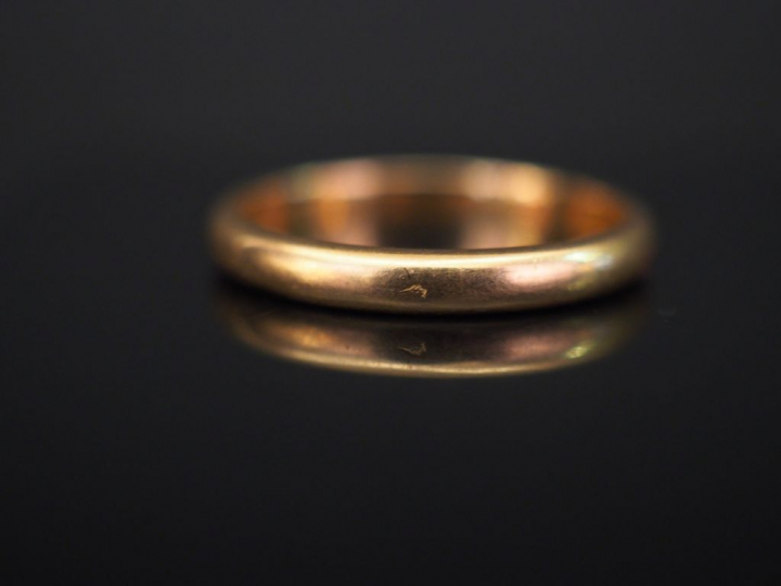 Ensemble comprenant trois alliances en or jaune. Poids. 8,67 g