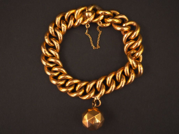 Bracelet en or jaune, maille gourmette, à décor d’une pendeloque en fo