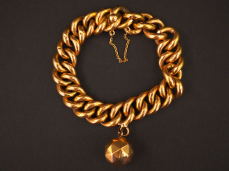 Vente aux enchères Bracelet en or jaune, maille gourmette, à décor d’une pendeloque en fo