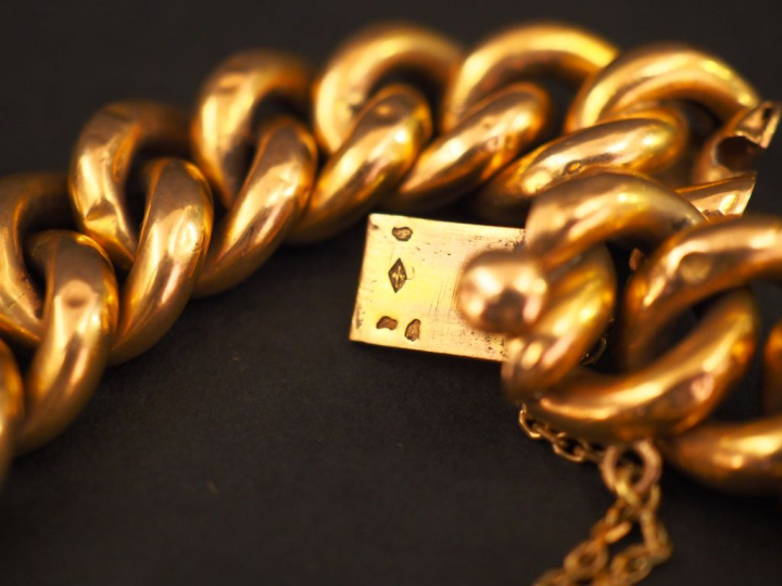 Bracelet en or jaune, maille gourmette, à décor d’une pendeloque en fo