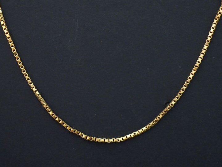 Chaine en or jaune, maille vénitienne. Long. 60,5 cm  Poids. 9 g
