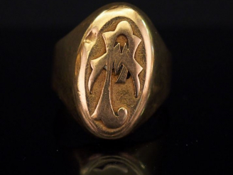Vente aux enchères Bague chevalière en or jaune, à décor de monogramme. TDD. 61 Poids. 9,