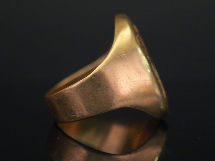 Bague chevalière en or jaune, à décor de monogramme. TDD. 61 Poids. 9,