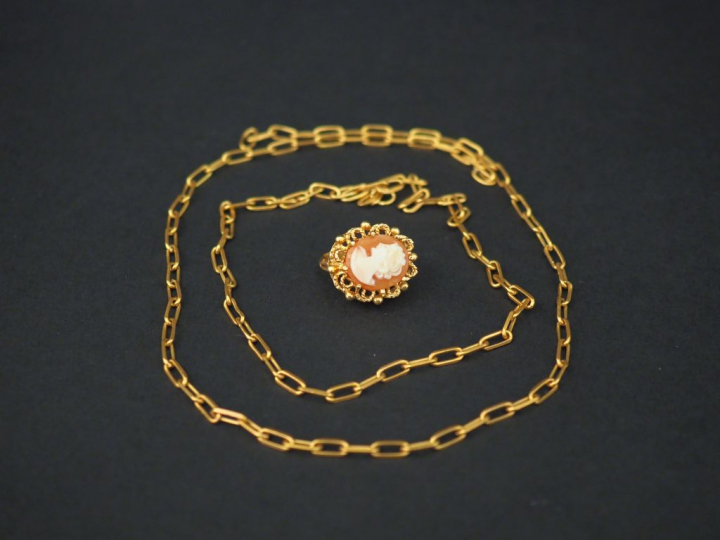 	Chaine en or jaune, maille forçat. Poids. 9 g  (accidentée) On y join