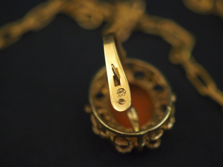 	Chaine en or jaune, maille forçat. Poids. 9 g  (accidentée) On y join