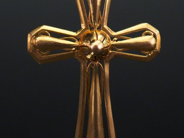 Pendentif en forme de croix en or jaune, à décor ajouré. 3,7 x 2,5 cm 