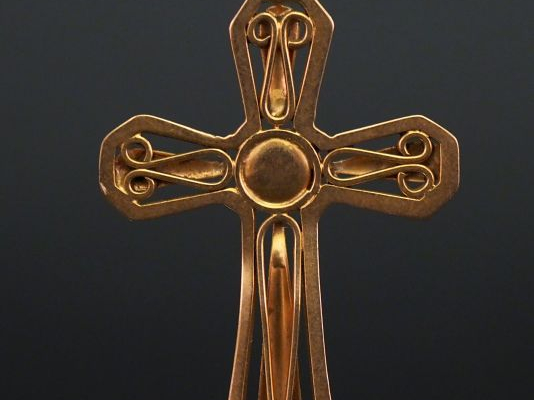 Pendentif en forme de croix en or jaune, à décor ajouré. 3,7 x 2,5 cm 