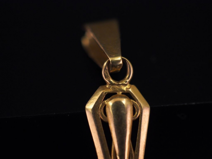 Pendentif en forme de croix en or jaune, à décor ajouré. 3,7 x 2,5 cm 